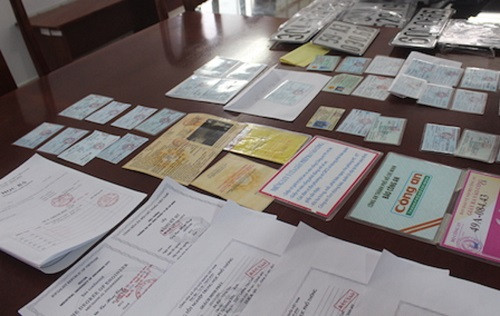 Triệt phá đường dây làm giả giấy tờ chiếm đoạt tài sản ảnh 1