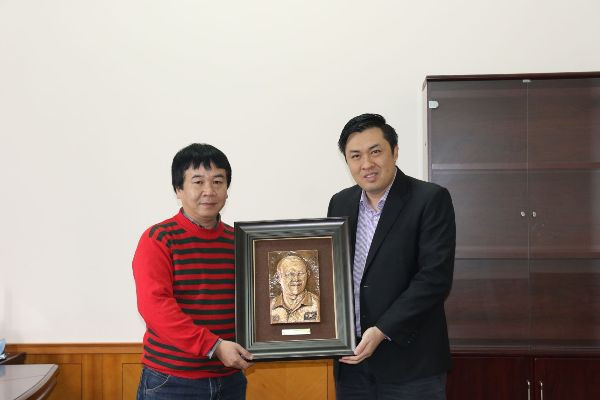 CĐV Việt Nam tại Nga tặng HLV Park Hang-seo quà đặc biệt ảnh 1