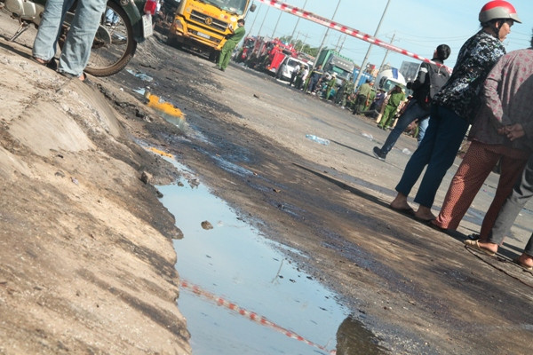 Hiện trường vụ cháy xe bồn khiến 6 người chết, 19 nhà cháy ảnh 11