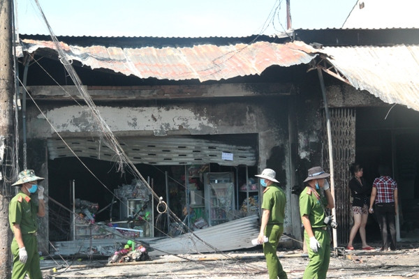 Hiện trường vụ cháy xe bồn khiến 6 người chết, 19 nhà cháy ảnh 3