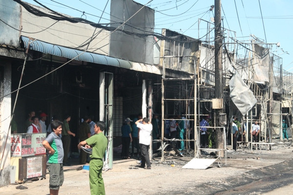 Hiện trường vụ cháy xe bồn khiến 6 người chết, 19 nhà cháy ảnh 1