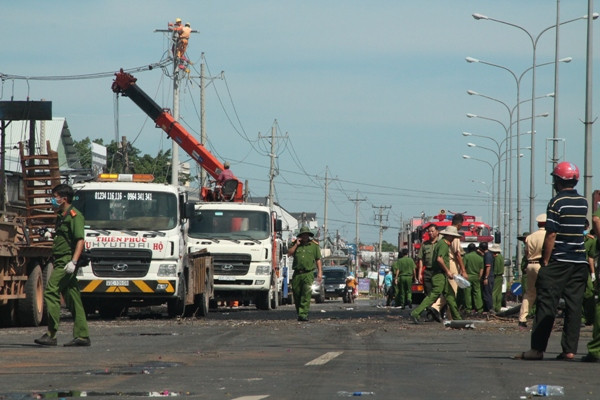 Hiện trường vụ cháy xe bồn khiến 6 người chết, 19 nhà cháy ảnh 12
