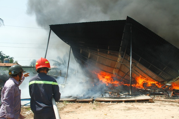 Cận cảnh hiện trường vụ cháy kinh hoàng tại xưởng sản xuất nệm mút ảnh 7