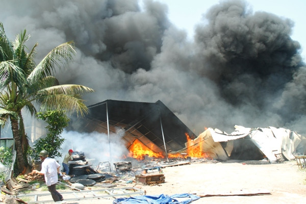 Cận cảnh hiện trường vụ cháy kinh hoàng tại xưởng sản xuất nệm mút ảnh 3