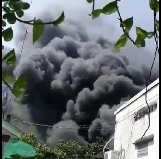 Cận cảnh hiện trường vụ cháy kinh hoàng tại xưởng sản xuất nệm mút ảnh 2