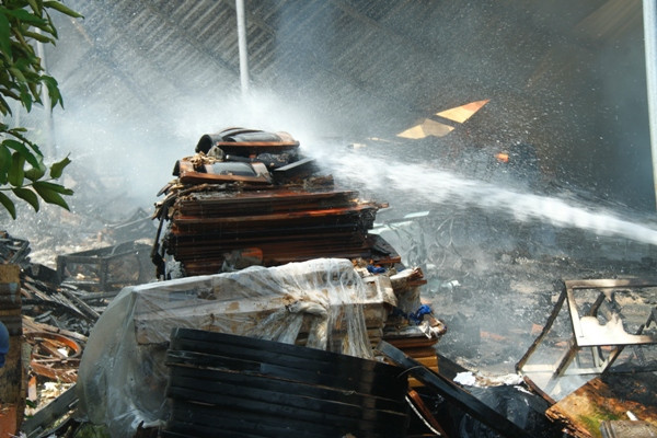 Cận cảnh hiện trường vụ cháy kinh hoàng tại xưởng sản xuất nệm mút ảnh 6