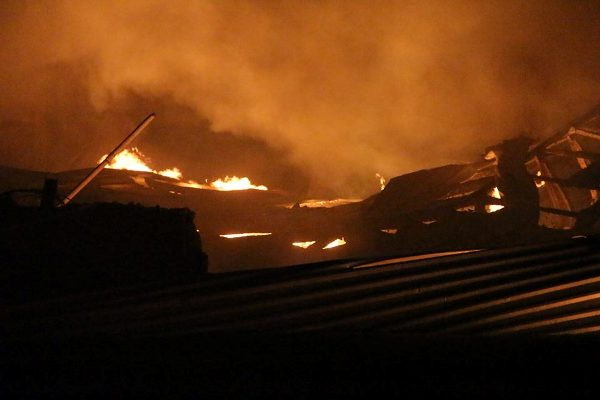 Đang cháy lớn tại một công ty gỗ ở Bình Dương ảnh 3