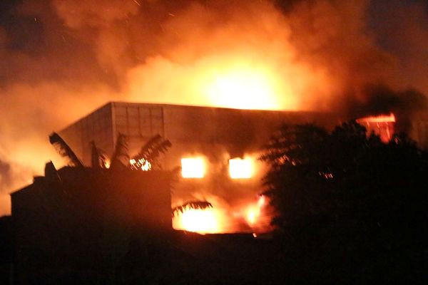 Đang cháy lớn tại một công ty gỗ ở Bình Dương ảnh 1