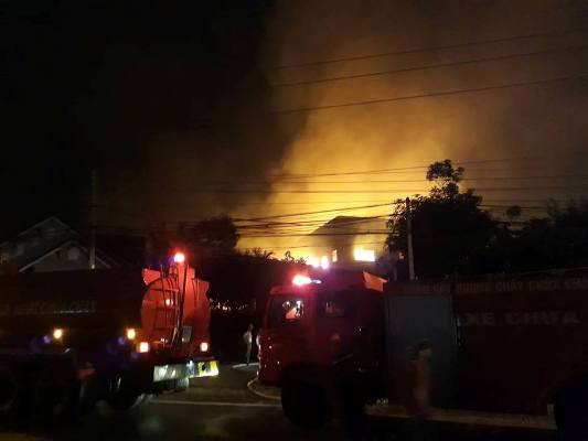 Đang cháy lớn tại một công ty gỗ ở Bình Dương ảnh 4