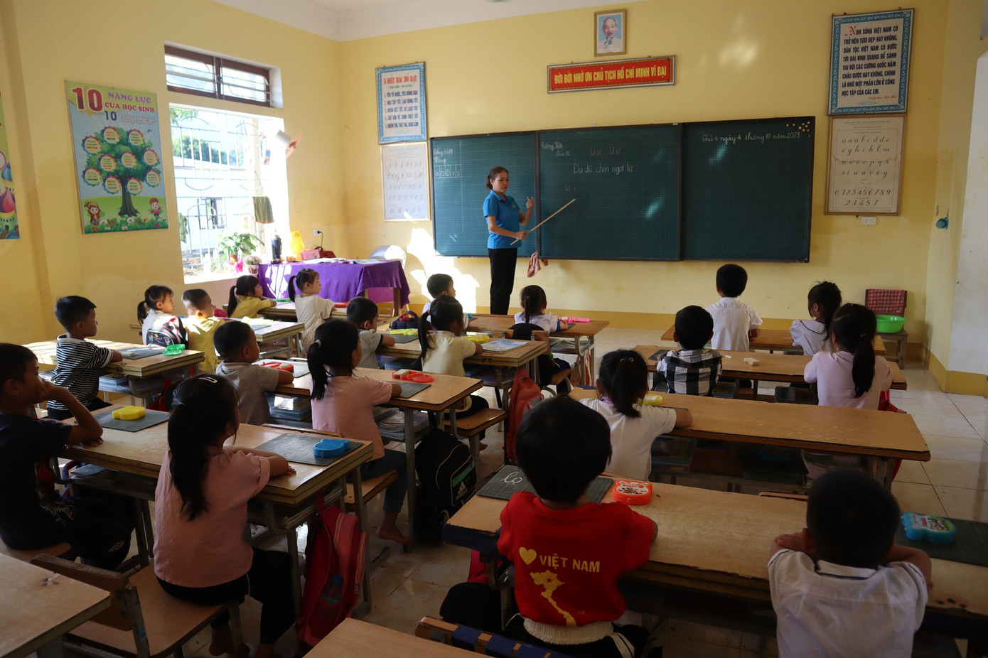 Tiết học đầu tiên sau 7 ngày trường bị ngập lũ của cô và trò Trường Tiểu học Châu Thắng. Tiết học đầu tiên sau 7 ngày trường bị ngập lũ của cô và trò Trường Tiểu học Châu Thắng.