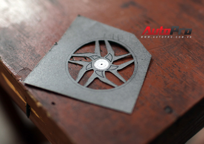 Các chi tiết của xe được cắt từ bìa cứng 