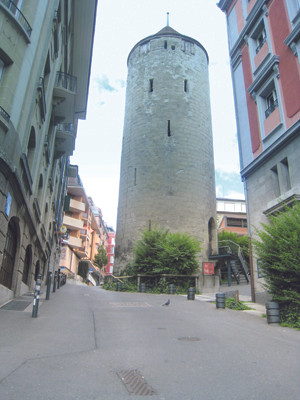 Một quảng trường vắng vẻ