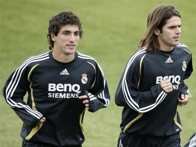 Higuain cướp người yêu của đồng đội Gago (phải). Higuain còn tài ba hơn khi cướp bồ của đồng đội Gago (phải) khi họ vẫn đang yêu nhau nồng thắm