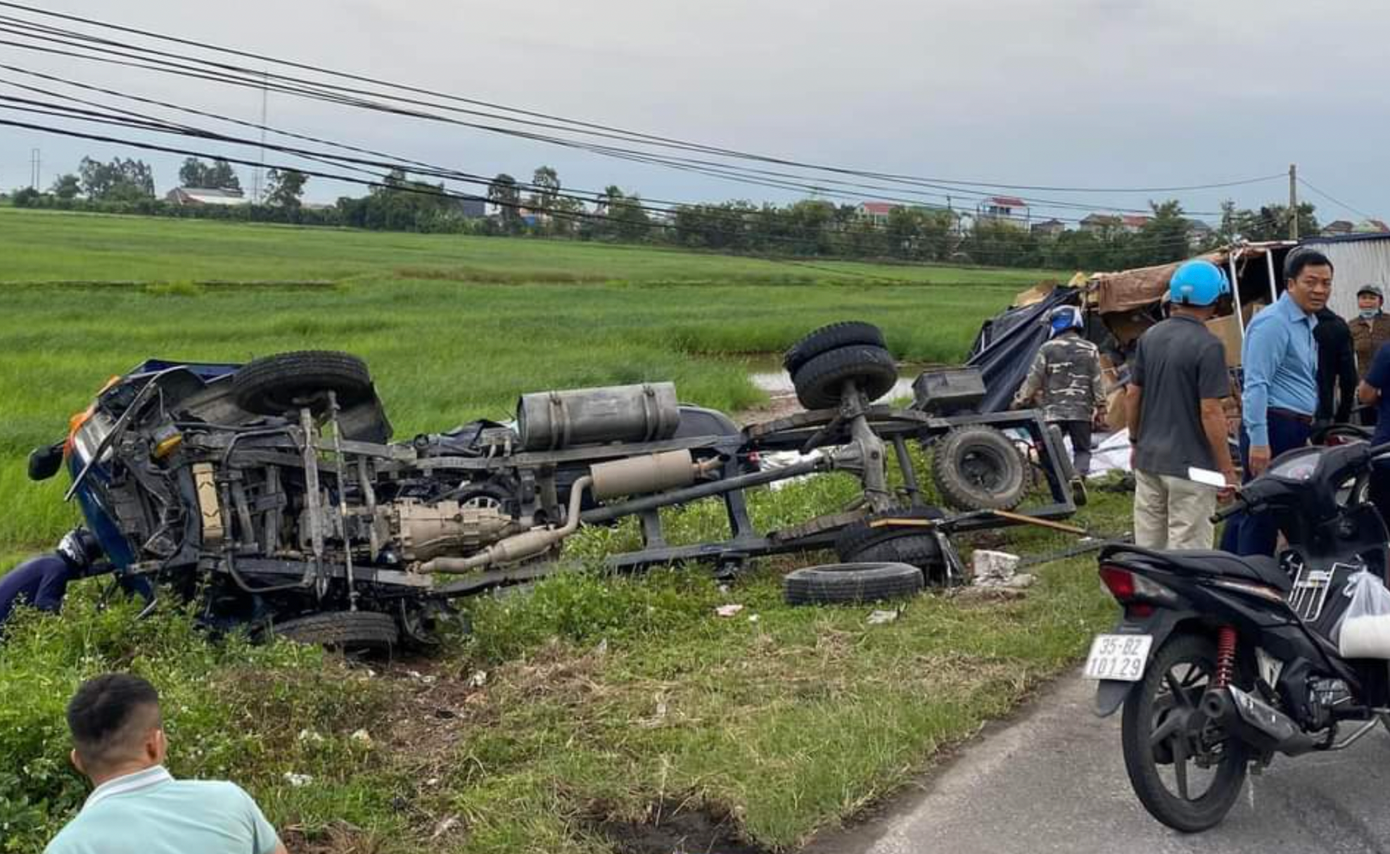Chiếc xe tải còn lại bộ khung sau vụ tai nạn. Chiếc xe tải còn lại bộ khung sau vụ tai nạn.