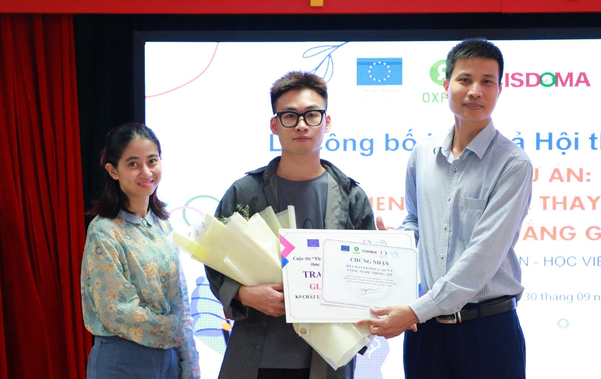 Tiến sĩ Nguyễn Tuấn Minh, đại diện Ban tổ chức trao giải cho sinh viên. Tiến sĩ Nguyễn Tuấn Minh, đại diện Ban tổ chức trao giải cho sinh viên.