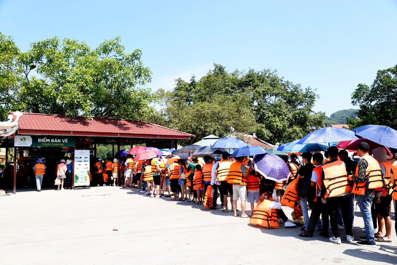 Du khách xếp hàng tại bến thuyền Tam Cốc. Du khách xếp hàng tại bến thuyền Tam Cốc.