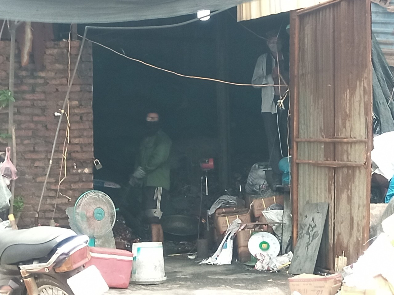 Công nhân đốt lò tại làng Mẫn Xá. Ảnh: Đ.H Công nhân đốt lò tại làng Mẫn Xá. Ảnh: Đ.H