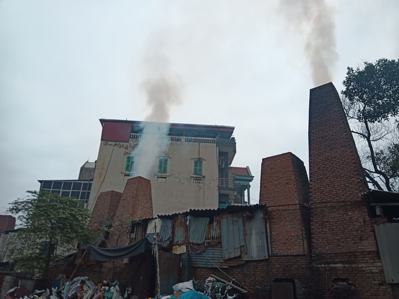 Những lò đốt rác cô nhôm tại Mẫn Xá. Ảnh: Đ.H Những lò đốt rác cô nhôm tại Mẫn Xá. Ảnh: Đ.H