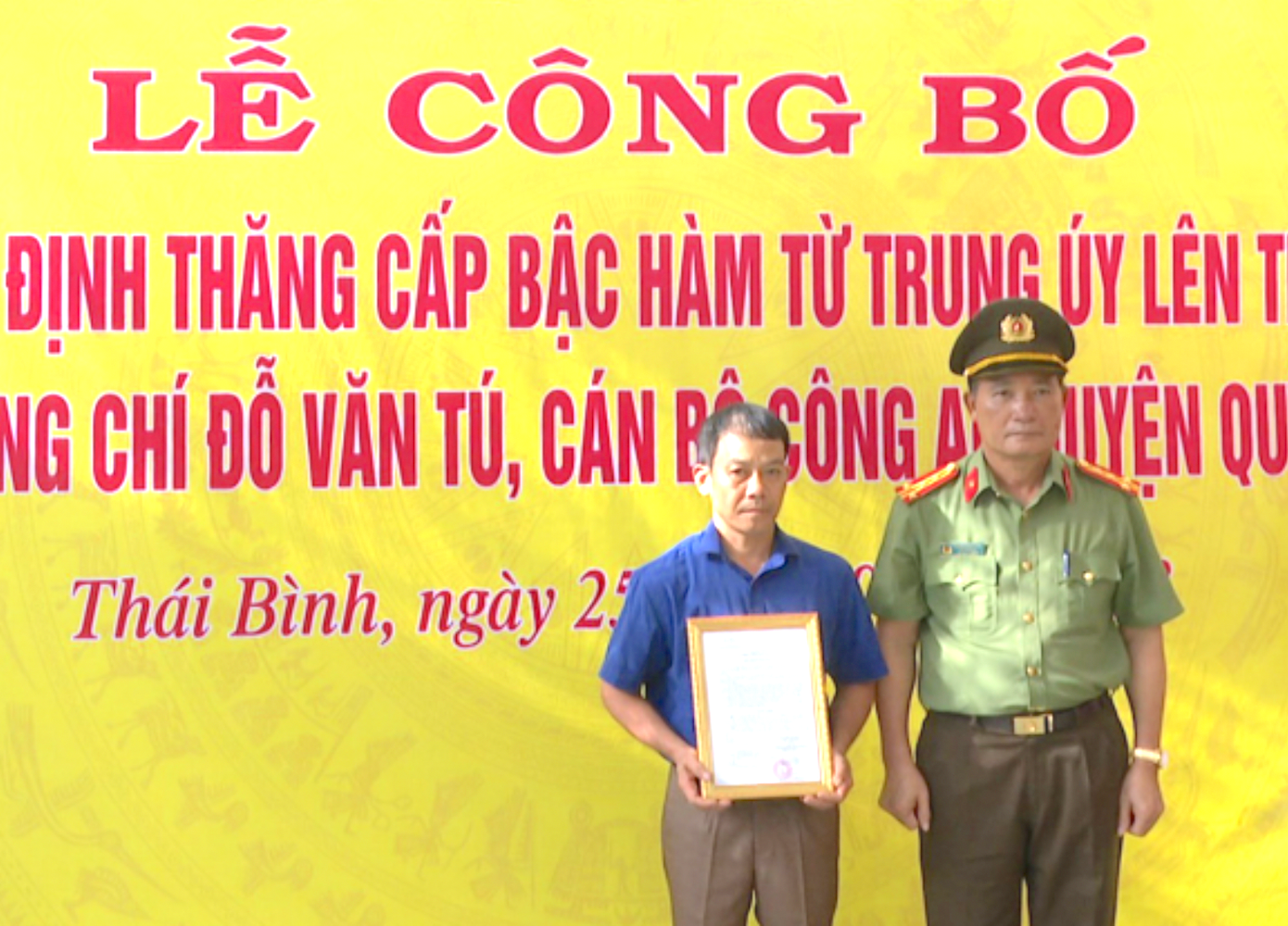 Thừa ủy quyền của lãnh đạo Bộ Công an, Đại tá Phạm Đình Tâm - Phó Giám đốc Công an tỉnh Thái Bình trao quyết định truy thăng cấp bậc từ Trung úy lên Thượng úy đối với đồng chí Đỗ Văn Tú. Thừa ủy quyền của lãnh đạo Bộ Công an, Đại tá Phạm Đình Tâm - Phó Giám đốc Công an tỉnh Thái Bình trao quyết định truy thăng cấp bậc từ Trung úy lên Thượng úy đối với đồng chí Đỗ Văn Tú.