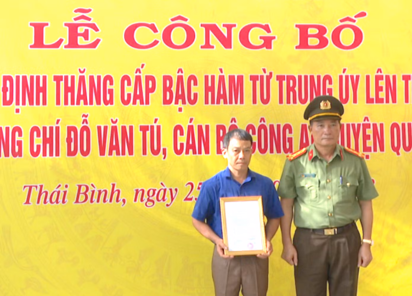 Thừa ủy quyền của lãnh đạo Bộ Công an, Đại tá Phạm Đình Tâm - Phó Giám đốc Công an tỉnh Thái Bình trao quyết định truy thăng cấp bậc từ Trung úy lên Thượng úy đối với đồng chí Đỗ Văn Tú. Thừa ủy quyền của lãnh đạo Bộ Công an, Đại tá Phạm Đình Tâm - Phó Giám đốc Công an tỉnh Thái Bình trao quyết định truy thăng cấp bậc từ Trung úy lên Thượng úy đối với đồng chí Đỗ Văn Tú.