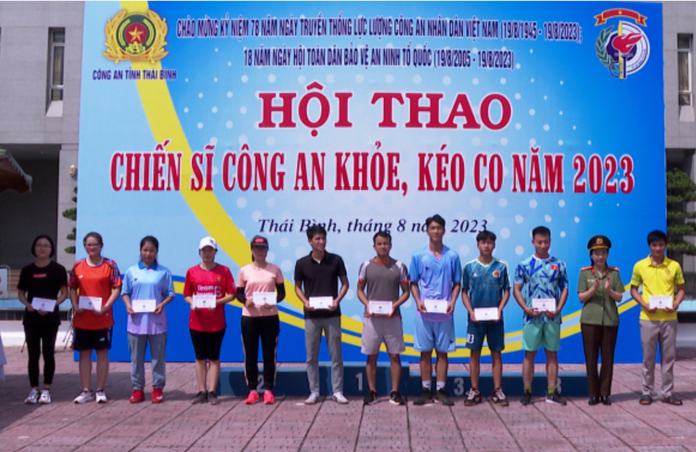 Thượng úy Đỗ Văn Tú (người đứng thứ 7 từ trái sang) nhận giải thưởng trong Hội thao Chiến sĩ Công an khỏe, kéo co năm 2023 của Công an tỉnh Thái Bình. Thượng úy Đỗ Văn Tú (người đứng thứ 7 từ trái sang) nhận giải thưởng trong Hội thao Chiến sĩ Công an khỏe, kéo co năm 2023 của Công an tỉnh Thái Bình.