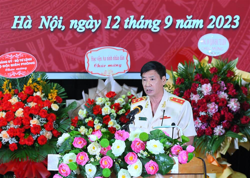Trung tướng, GS.TS Trần Minh Hưởng phát biểu và đánh trống khai giảng năm học mới. Trung tướng, GS.TS Trần Minh Hưởng phát biểu và đánh trống khai giảng năm học mới.