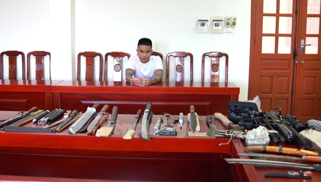 Đinh Tiến Hùng cùng tang vật. Ảnh: Ngô Thuỷ Đinh Tiến Hùng cùng tang vật. Ảnh: Ngô Thuỷ