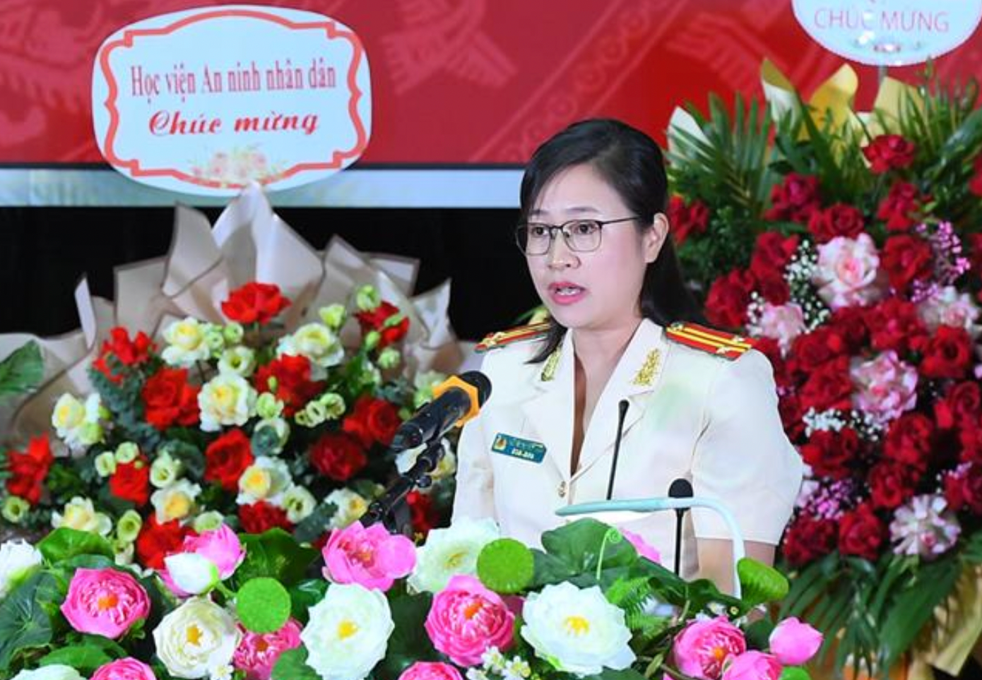 Giảng viên phát biểu tại lễ khai giảng. Giảng viên phát biểu tại lễ khai giảng.