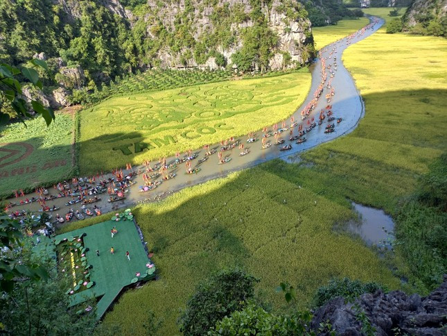 Dòng sông Ngô đồng thuộc khu du lịch Tam Cốc nhìn từ trên cao. Ảnh: Phạm Nam. Dòng sông Ngô đồng thuộc khu du lịch Tam Cốc nhìn từ trên cao. Ảnh: Phạm Nam.