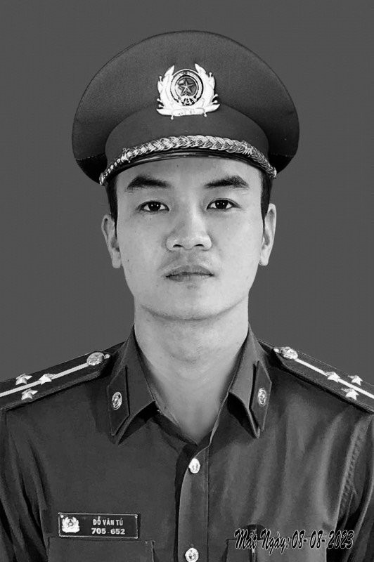 Di ảnh chiến sỹ Đỗ Văn Tú.