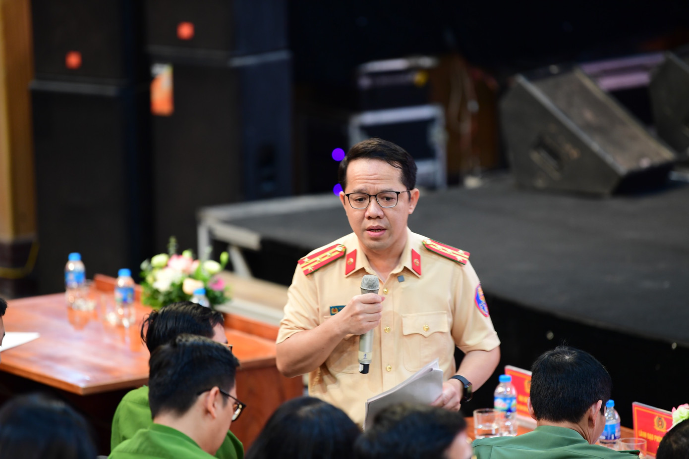 Đại tá Nguyễn Quang Nhật, Trưởng Phòng tuyên truyền, phổ biến pháp luật về trật tự, an toàn giao thông Cục Cảnh sát giao thông tại hội thảo. Ảnh: Trọng Phú.