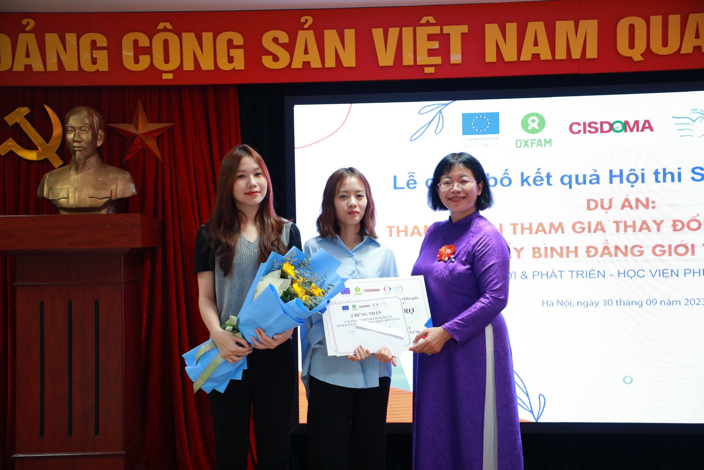 Tiến sĩ Dương Kim Anh, Phó Giám đốc Học viện Phụ nữ Việt Nam (trái) trao giải cho sinh viên. Tiến sĩ Dương Kim Anh, Phó Giám đốc Học viện Phụ nữ Việt Nam (trái) trao giải cho sinh viên.