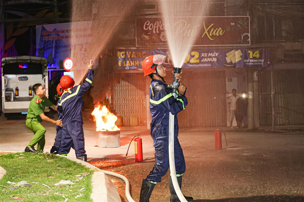 Lực lượng PCCC thực hiện diễn tập.