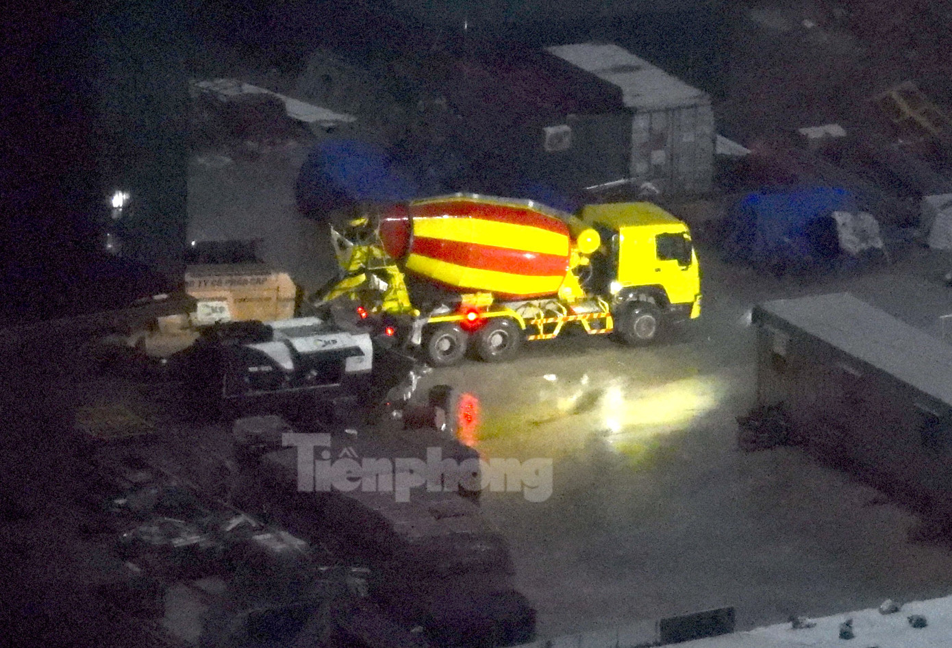 Xe bồn tiếp bê tông tại chân toà nhà ở xã hội Trung Văn. Ảnh cắt từ clip.