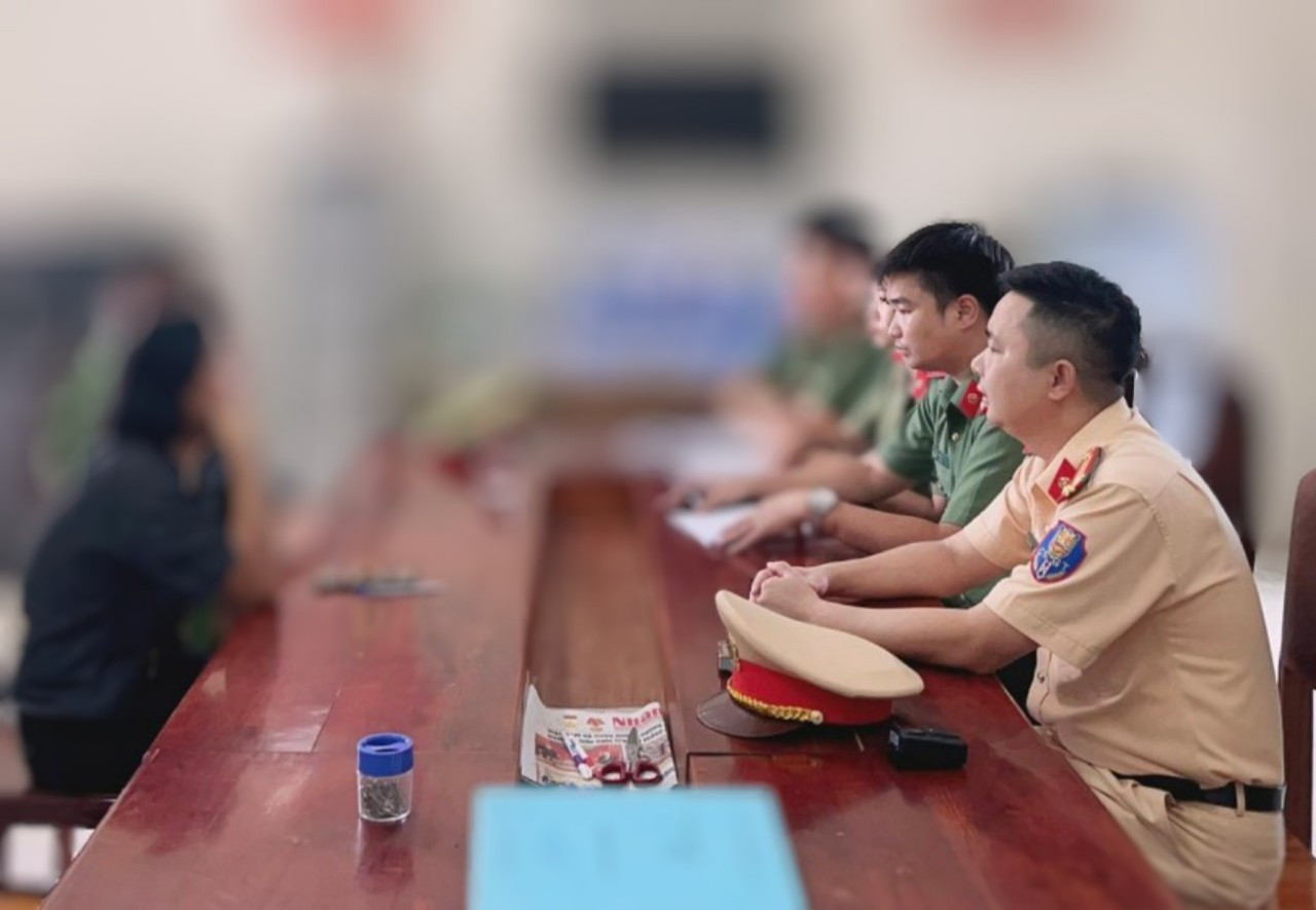 chị N. (trái) tại cơ quan công an.