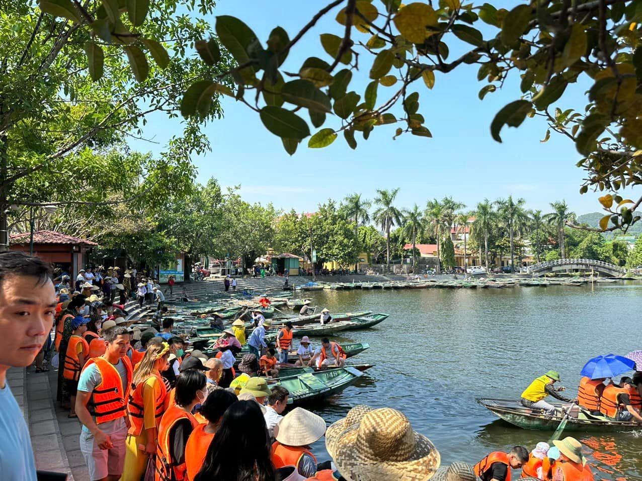 Du khách nườm nượp về Tam Cốc. Ảnh: B.M. Du khách nườm nượp về Tam Cốc. Ảnh: B.M.