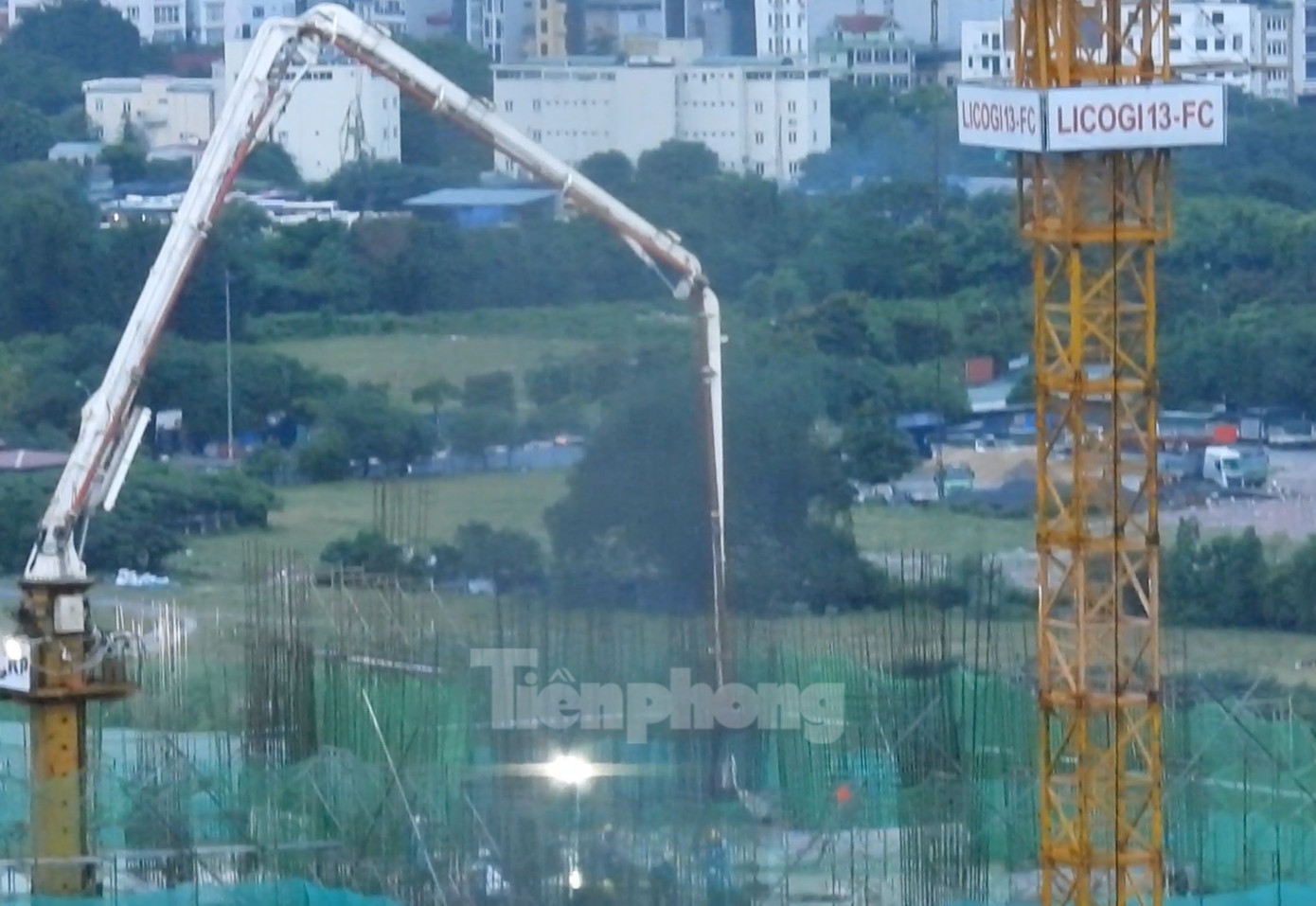 Máy bơm bê tông hoạt động khi trời mưa tầm tã.