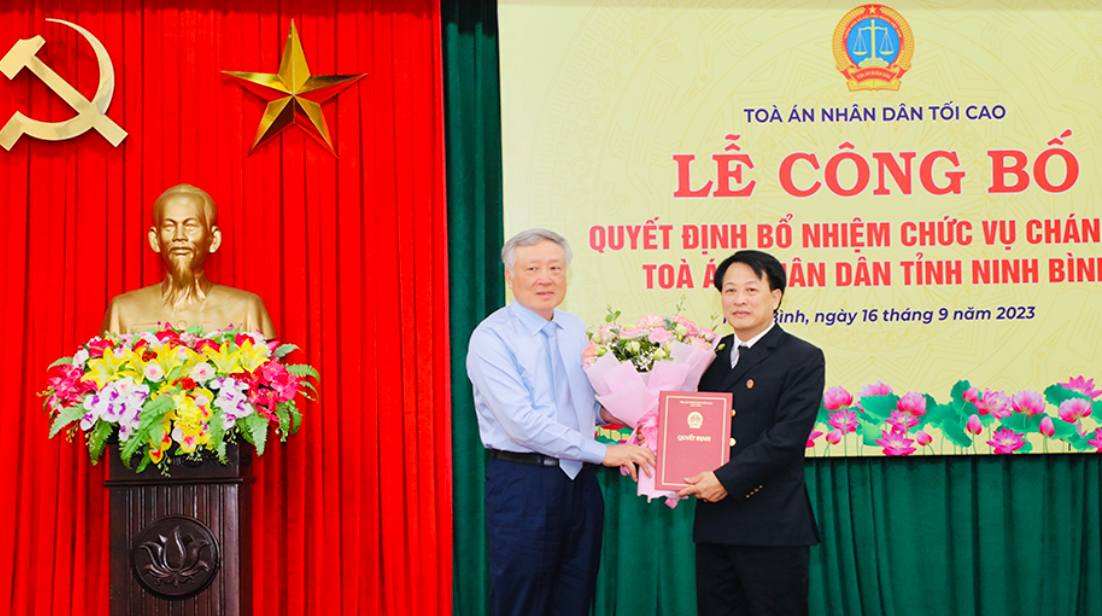 Chánh án Tòa án Nhân dân Tối cao - Nguyễn Hòa Bình trao quyết định và chúc mừng ông Nguyễn Xuân Sơn (phải). Ảnh: Đức Lam.