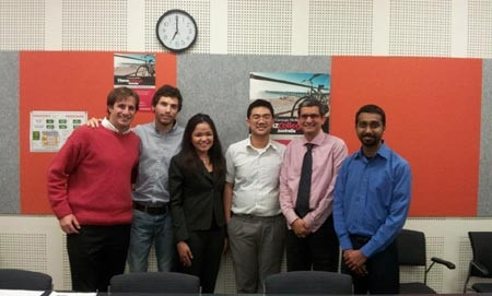 Khang cùng giáo viên và các bạn mừng công trình cuối của nhóm tại ĐH Carnegie Mellon