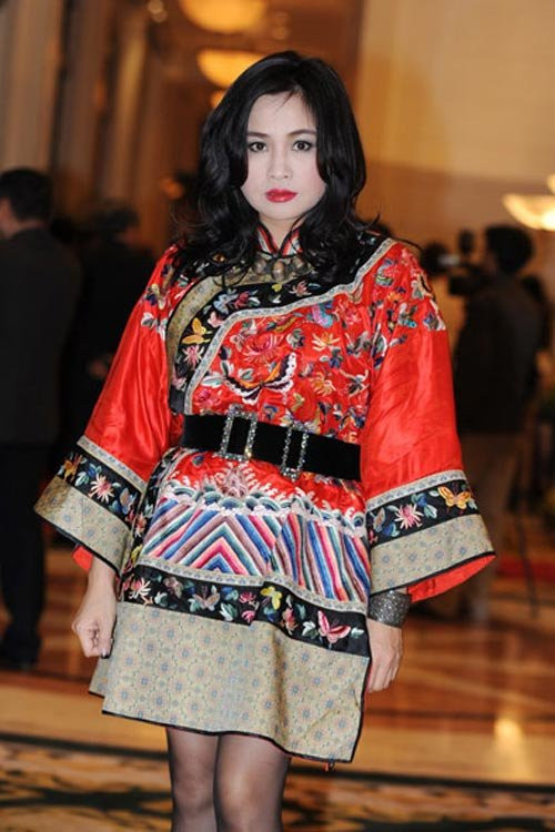 Phong cách của Thanh Lam đầy sự ngẫu hứng và rất phóng khoáng Thanh Lam với sự diêm dúa ở độ tuổi U50