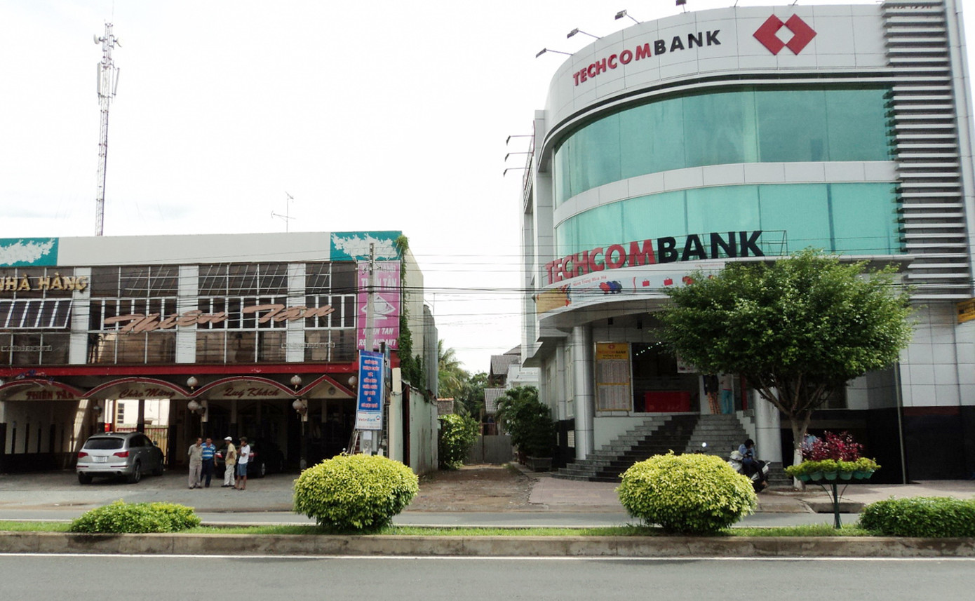 Giai đoạn hai đường Bạch Đàn sau khi điều chỉnh quy hoạch sẽ chạy vào đây, “né” ngôi nhà bên phải (mới xây khoảng 5 tỷ đồng do con gái ông Đấu, sinh năm 1985 đang đi học, đứng tên) và lấy gần hết nhà hàng Thiên Tân bên trái.Ảnh: Sáu Nghệ.