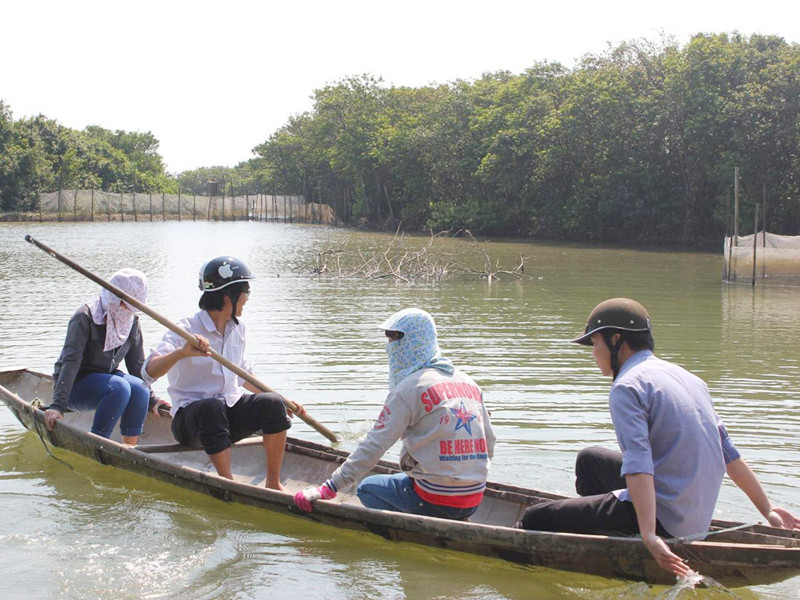 Bạn trẻ làm ngư dân ở đầm phá Tam Giang. Ảnh: Tiểu Bảo