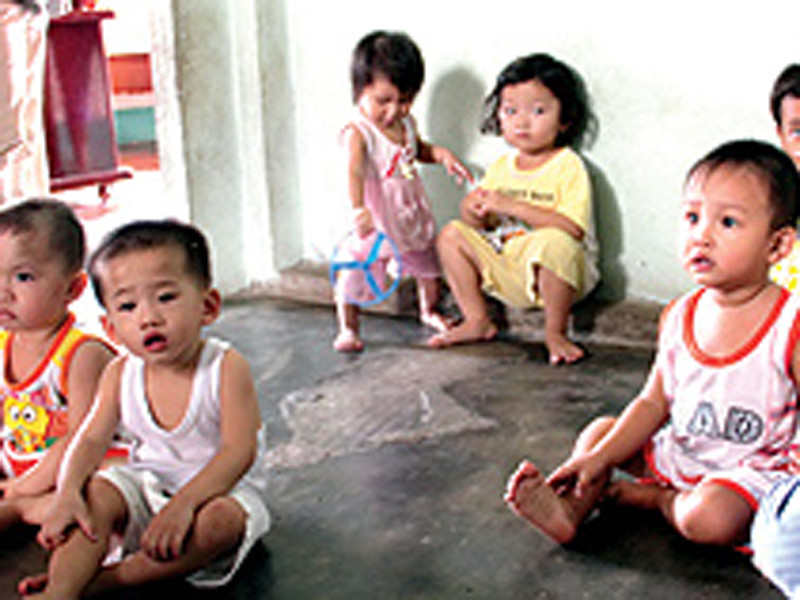 Những đứa trẻ gửi tại một nhóm trẻ gia đình chưa được cấp phép tại tỉnh Bình Dương. Ảnh: Bá Dương (Thanh Niên)