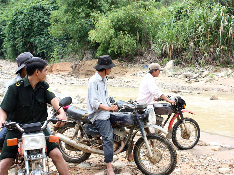 Những xe ôm triệu phú chuẩn bị vượt sông . Ảnh: Nam Cường Những xe ôm triệu phú chuẩn bị vượt sông