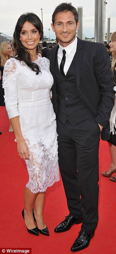 Frank Lampard (phải) đề nghị bà của vợ cũ ra khỏi nhà