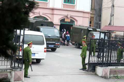 Trong số các nhân chứng và những người liên quan được đưa đến toà, có những em vẫn còn khoác trên mình chiếc áo đồng phục học sinh.