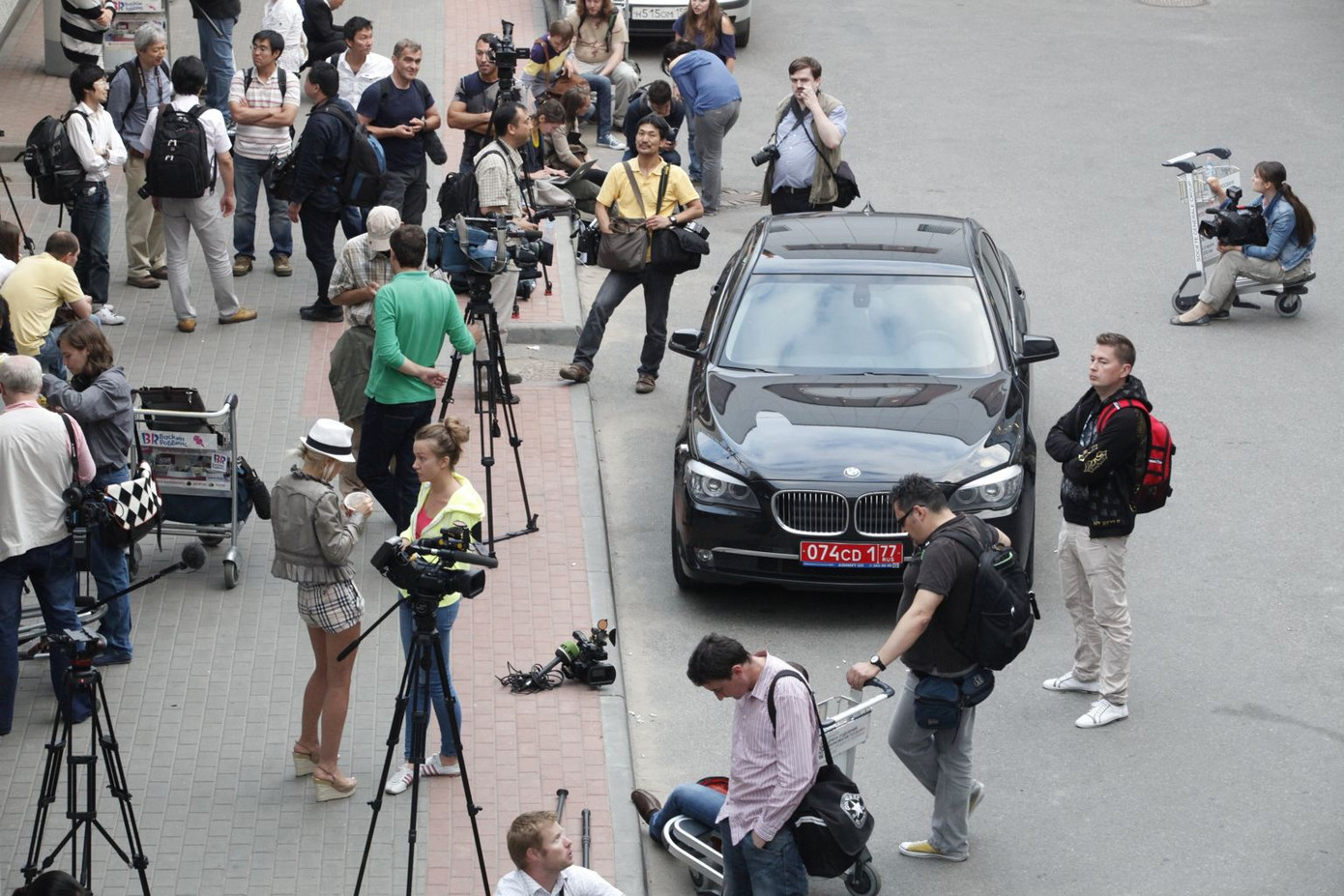 Đông đảo phóng viên chờ bên ngoài sân bay Matxcơva