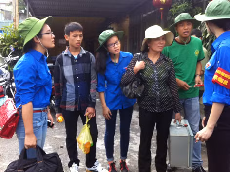 Sinh viên tình nguyện hướng dẫn thí sinh và người nhà tìm chỗ trọ miễn phí. Ảnh: Hoàng Lam