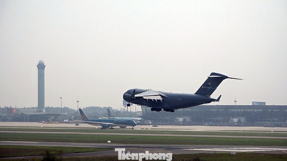 Trước khi Tổng thống Mỹ tới Việt Nam, hàng loạt chuyến bay vận tải chuyên chở trang thiết bị hậu cần sẽ tới trước.