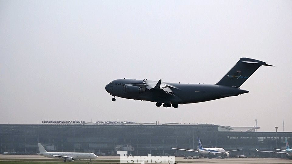 Máy bay vận tải C-17 chuyên chở hậu cần phục vụ chuyến thăm của Tổng thống Mỹ hạ cánh xuống sân bay Nội Bài.